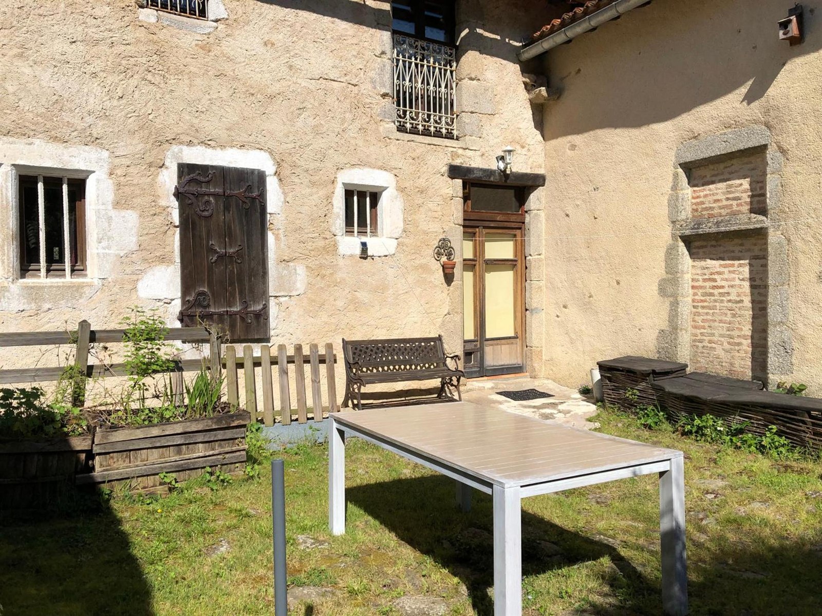 Cour pavée et jardin