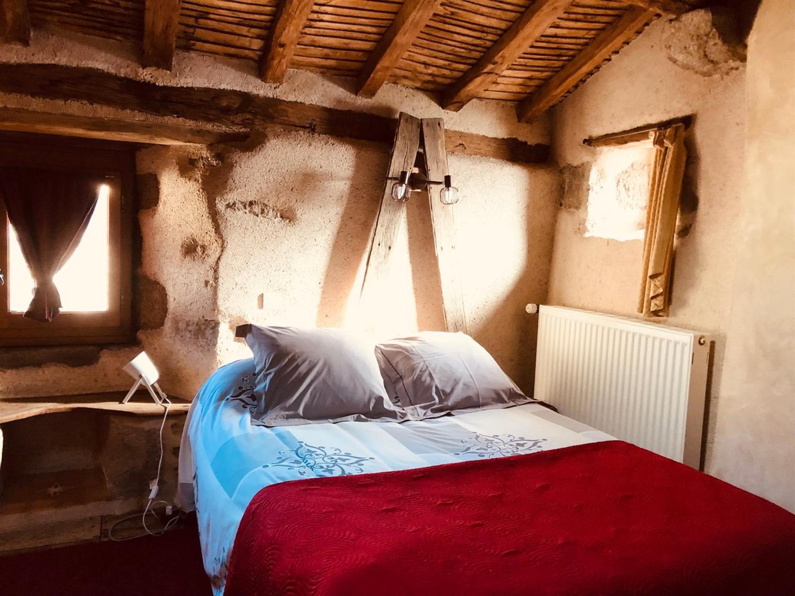 Chambre sous les poutres