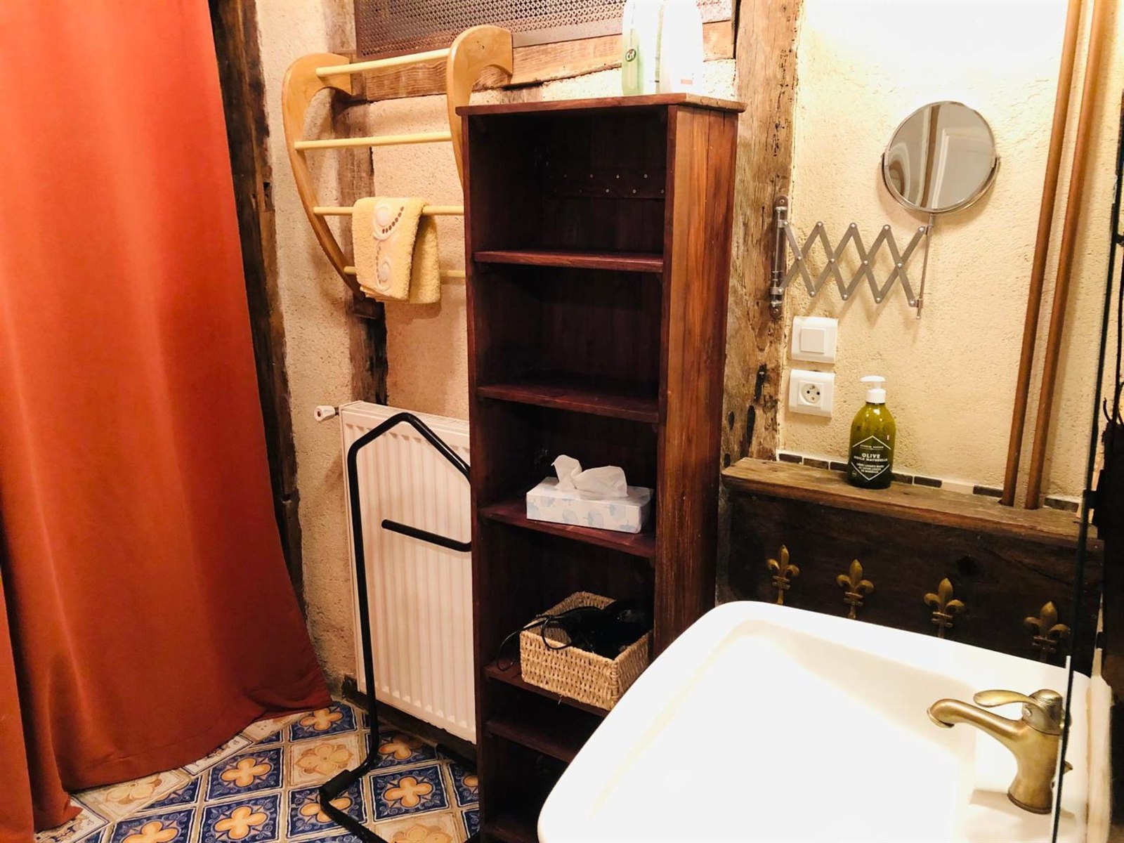 Salle de bains aux fleurs de lys